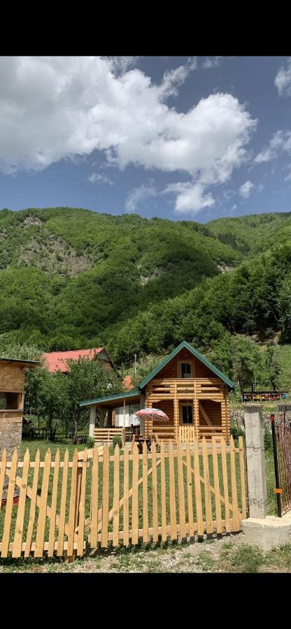 Guest House Ulaj Vuthaj 외부 사진