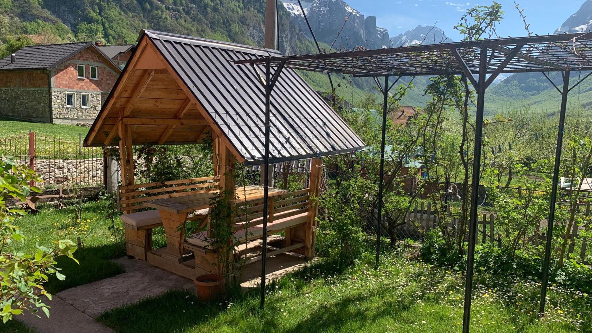 Guest House Ulaj Vuthaj 외부 사진