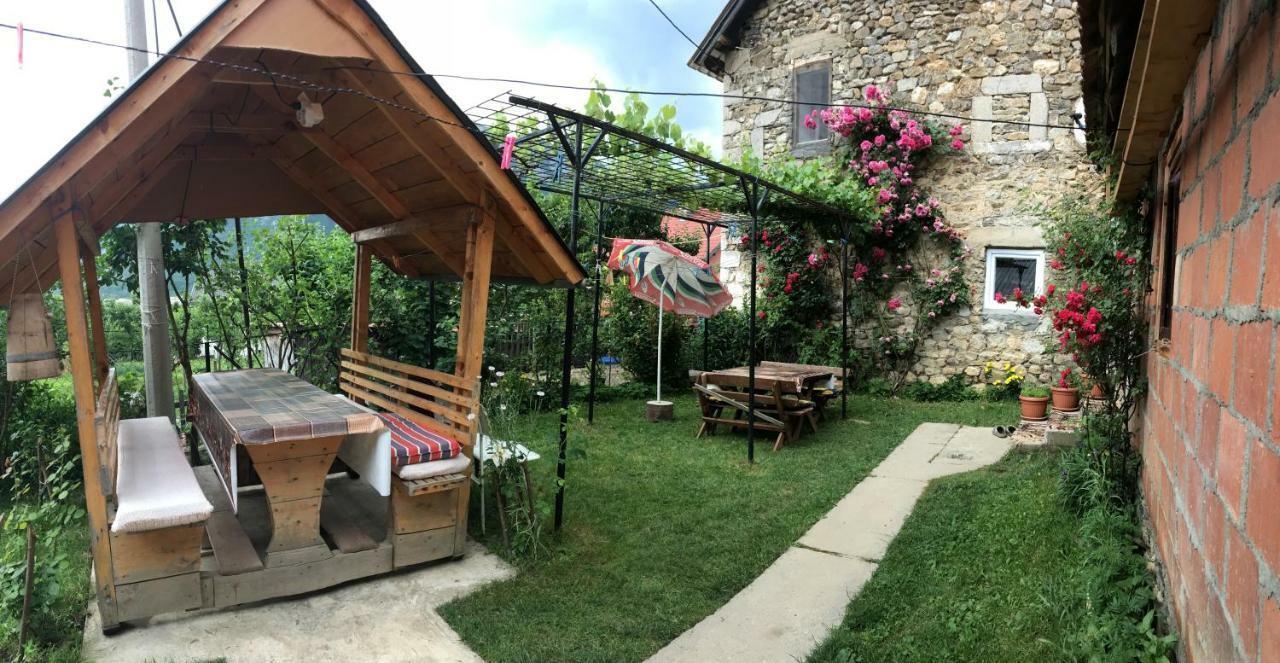 Guest House Ulaj Vuthaj 외부 사진